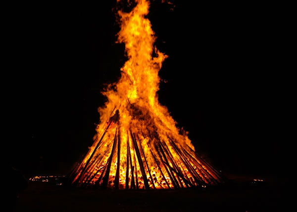 Ognisko w noc Narodzin Jana (Johannestag): najbardziej znany zwyczaj z tańcami i skakaniem przez ogień