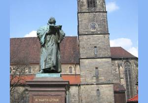 Pomnik Marcina Lutra w pobliżu kościoła Kaufmanskirche w Erfurcie